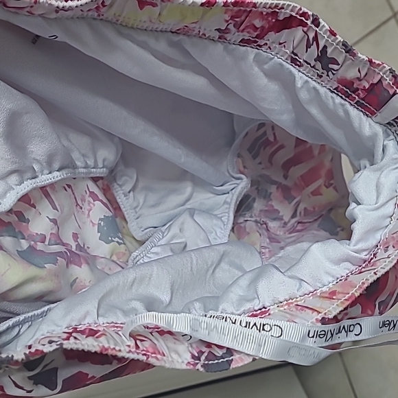 Calvin Klien M board shorts with draw string waist, side pockets - Picture 6 of 6